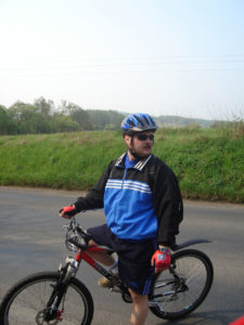 Fahrradfahrer mit Helm