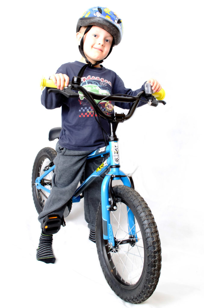Kind mit Fahrradhelm